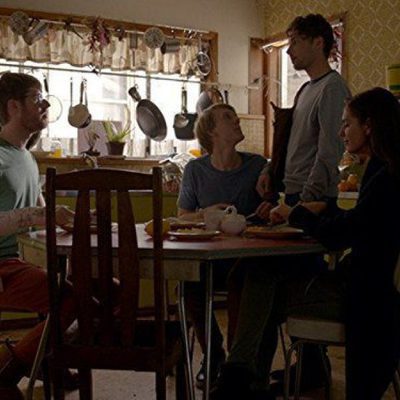Josh Thomas, Keegan Joyce, Thomas Ward y Caitlin Stasey desayunando en 'Please Like Me'
