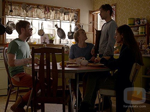 Josh Thomas, Keegan Joyce, Thomas Ward y Caitlin Stasey desayunando en 'Please Like Me'