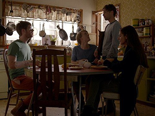 Josh Thomas, Keegan Joyce, Thomas Ward y Caitlin Stasey desayunando en 'Please Like Me'