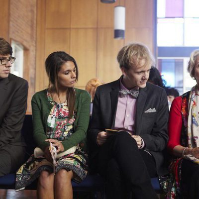 Thomas Ward, Caitlin Stasey, Josh Thomas y Debra Lawrence en 'Please Like Me'