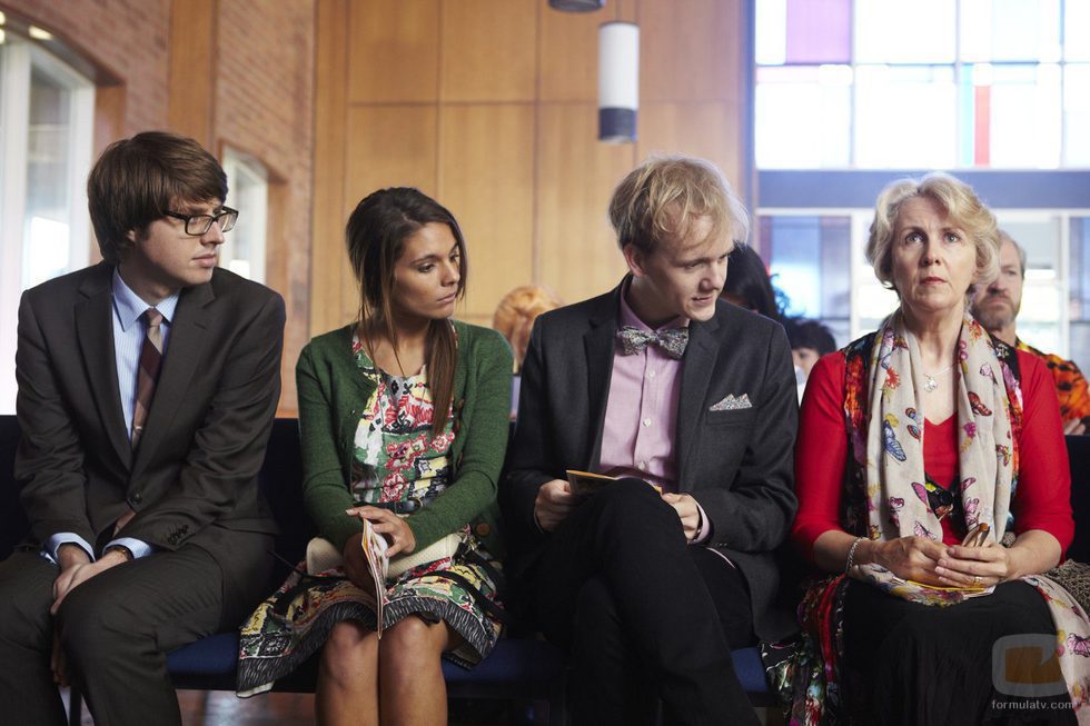 Thomas Ward, Caitlin Stasey, Josh Thomas y Debra Lawrence en 'Please Like Me'