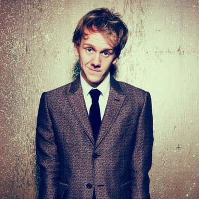 Josh Thomas posa para la promoción de 'Please Like Me'
