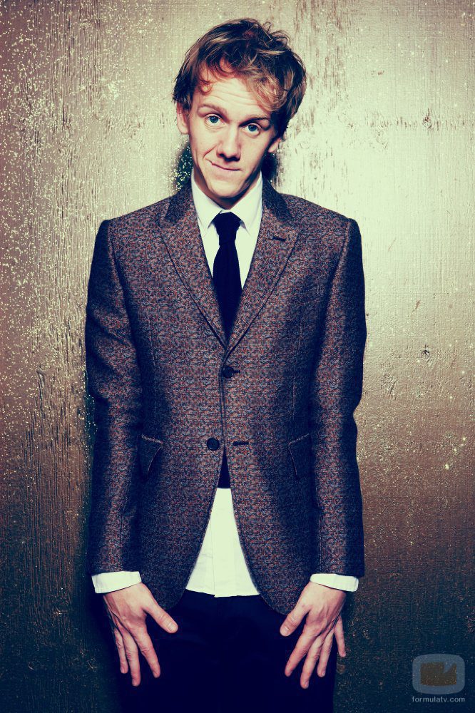 Josh Thomas posa para la promoción de 'Please Like Me'