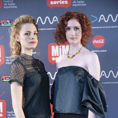 Olivia Chenery y Rebecca Scott posan en la presentación de 'Reinas'