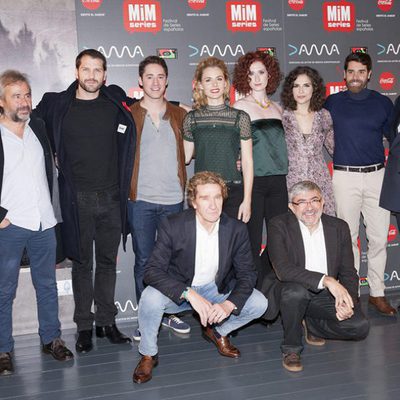 José Luis Moreno posa con el equipo y reparto de 'Reinas' en el MiM Series