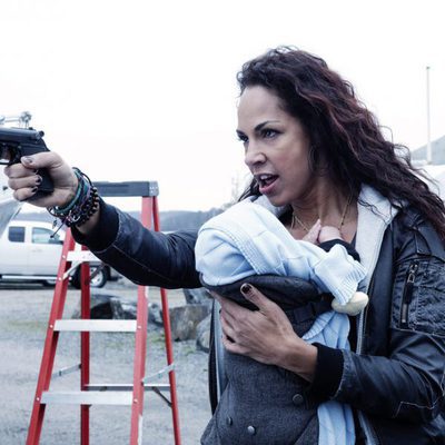 Amanda Brugel empuña un arma en 'Eyewitness'