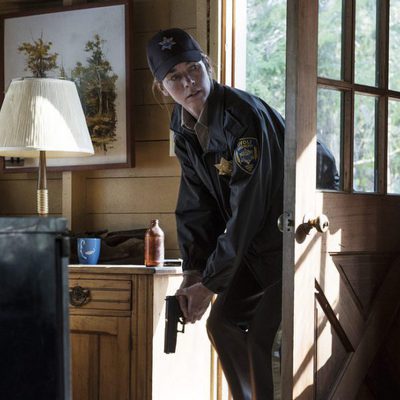 Julianne Nicholson entrando en escena en 'Eyewitness'