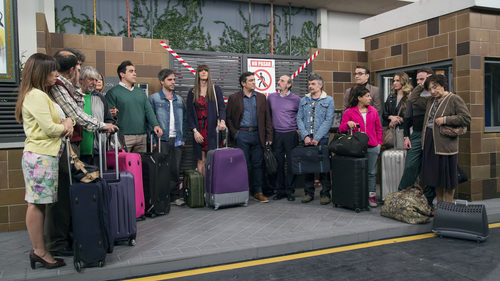 Los vecinos esperan con su maleta en la salida del edificio en 'La que se avecina'