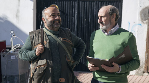 Enrique Pastor habla con un ciudadano de Villazarcillo en 'La que se avecina'
