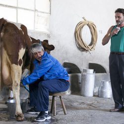 Vicente ordeña una vaca en 'La que se avecina'