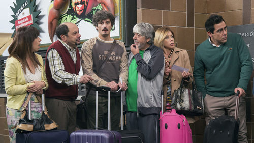 Algunos vecinos se muestran sorprendidos en la puerta del edificio en 'La que se avecina'