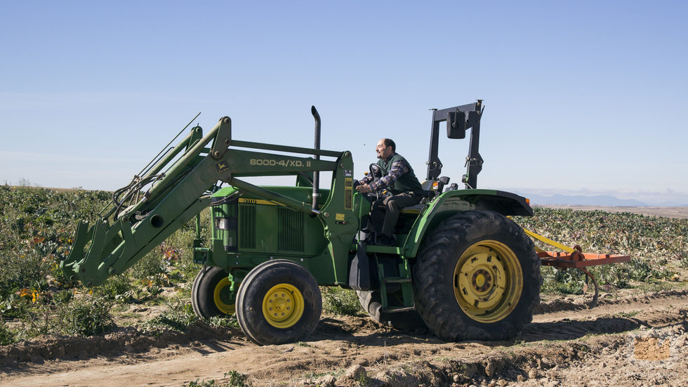 Antonio Recio se sube a un tractor en 'La que se avecina'