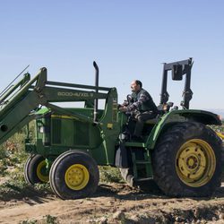 Antonio Recio se sube a un tractor en 'La que se avecina'