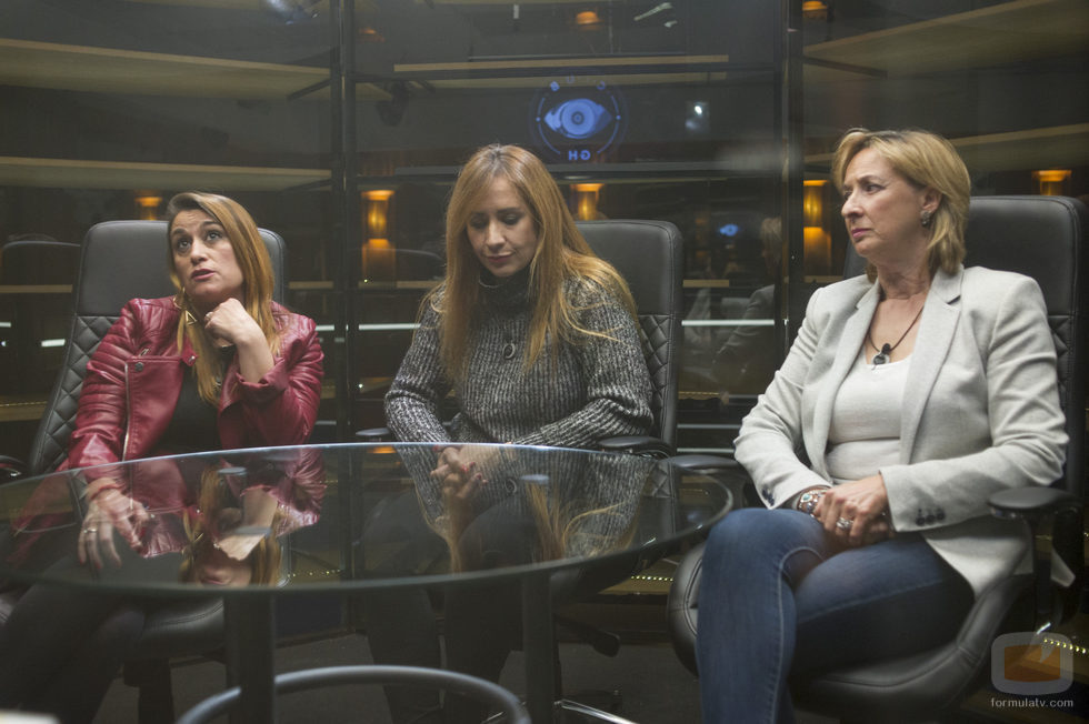 La madre de Miguel y Bea junto a la tía de Adara en el Club