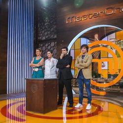 El jurado y la exconcursante Virginia en la semifinal de 'MasterChef Celebrity'