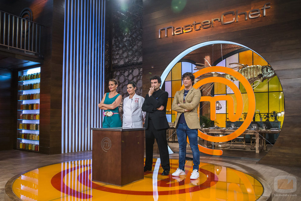 El jurado y la exconcursante Virginia en la semifinal de 'MasterChef Celebrity'