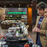 El jurado mira el progreso del plato de Cayetana en la semifinal de 'MasterChef Celebrity'