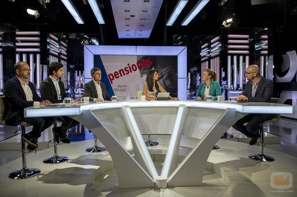 La periodista Ana Pastor en la mesa de debate de 'El Objetivo'