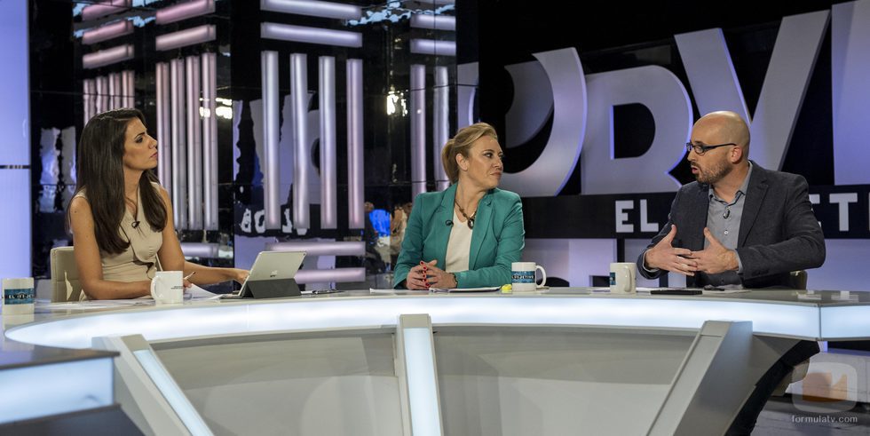 Ana Pastor, presentadora del 'El Objetivo', junto con Carolina España y Nacho Álvarez