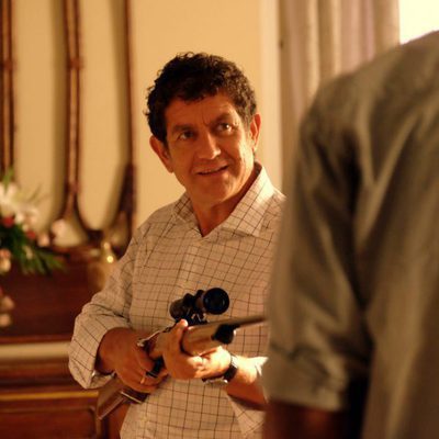 Pedro Casablanc apunta con un rifle a Will Shepard en 'Mar de Plástico'