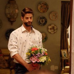 Luis Fernández con ramo de flores en 'Mar de Plástico'
