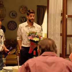 Luis Fernández en una reunión familiar en 'Mar de Plástico'