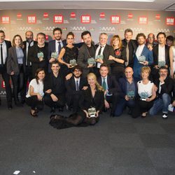 Todos los premiados posan junto a la presentadora de la gala de los Premios MiM 2016