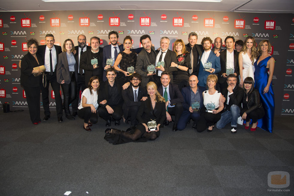 Todos los premiados posan junto a la presentadora de la gala de los Premios MiM 2016