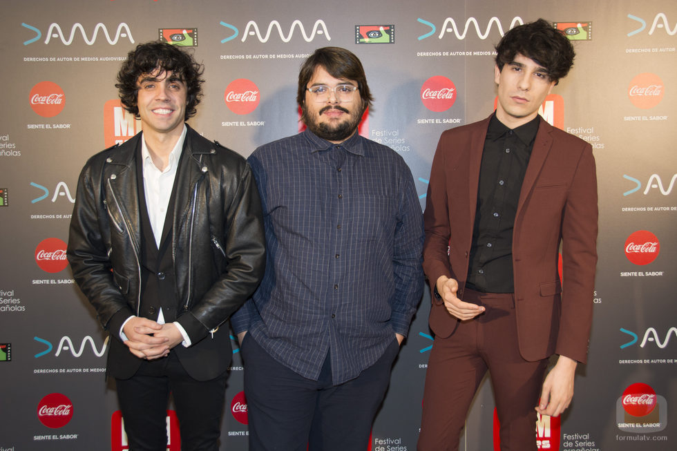 Javier Ambrossi y Javier Calvo con el actor Brays Efe ('Paquita Salas') en los Premios MiM 2016