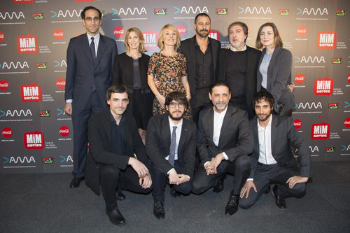 El equipo de 'El Ministerio del Tiempo' en los Premios MiM 2016.