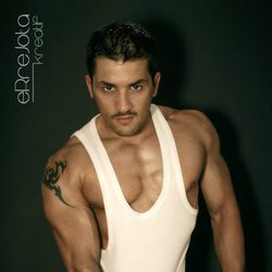 Álex Forriols, desnudo mostrando sus bíceps