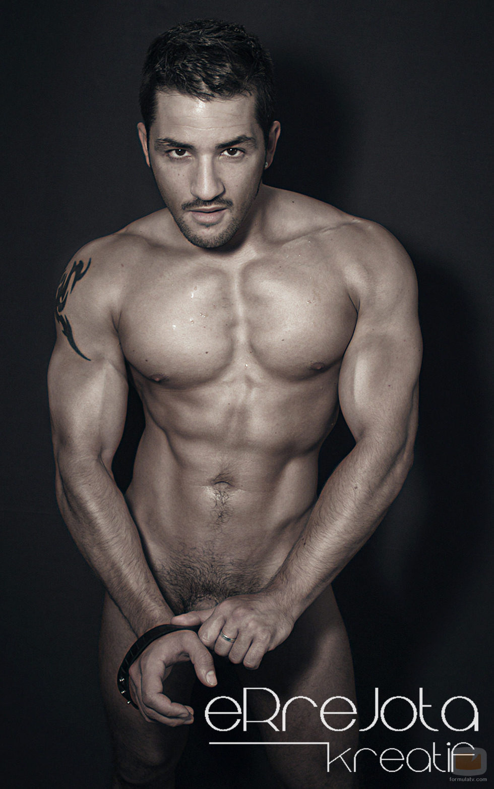 Álex Forriols, completamente desnudo en una sesión de fotos