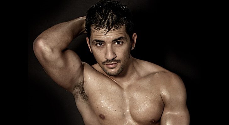 Álex Forriols, completamente desnudo