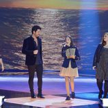 María Parrado cantando con los concursantes en los segundos directos de 'La Voz'