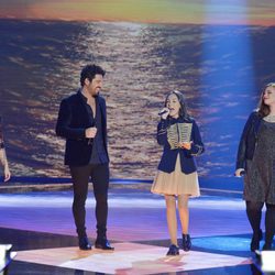 María Parrado cantando con los concursantes en los segundos directos de 'La Voz'
