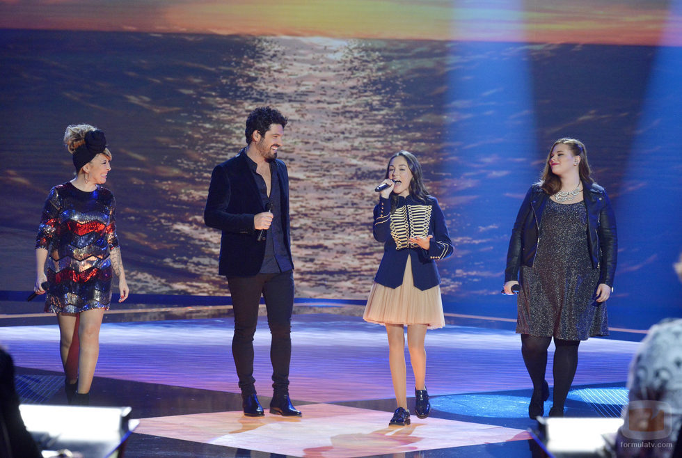 María Parrado cantando con los concursantes en los segundos directos de 'La Voz'