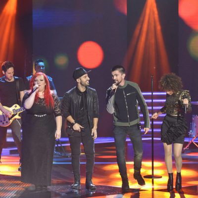 Juanes cantando en los concursantes en los segundos diretos de 'La Voz'