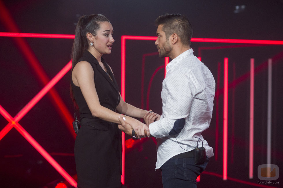Adara despidiéndose de Alain en la sala de expulsión en 'Gran Hermano 17'