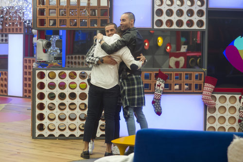 Miguel y Rodrigo felicitan a Alain tras salvarse de la expulsión en 'Gran Hermano 17'