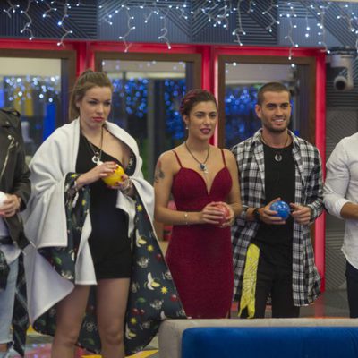 Los concursantes de 'Gran Hermano 17' con la cápsula que contiene el número para votarles como ganadores