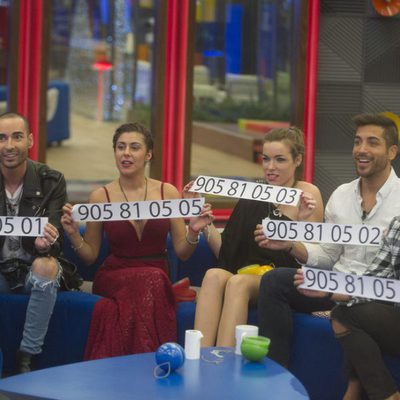 Los concursantes de 'Gran Hermano 17' sujentando los números de finalistas