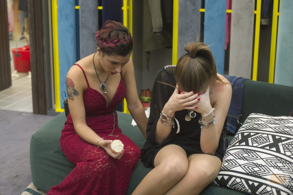 Bea consuela a Meritxell tras la expulsión de Adara de 'Gran Hermano 17'