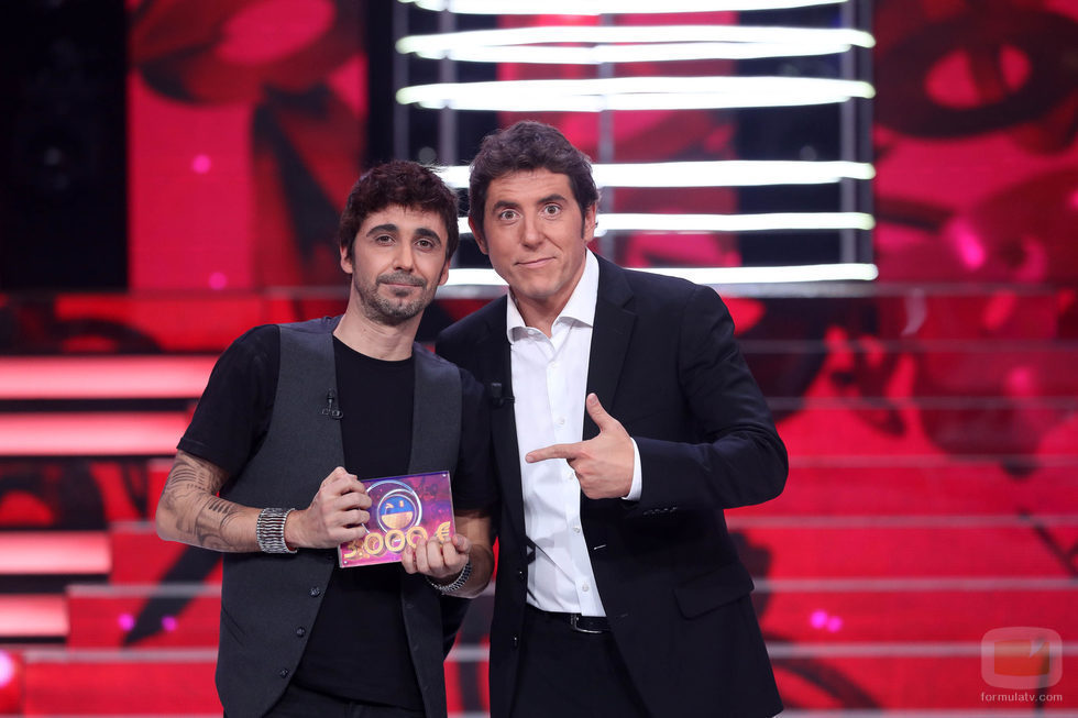 Canco Rodríguez junto con Manel Fuentes posando como ganador de la novena gala de 'Tu cara me suena'