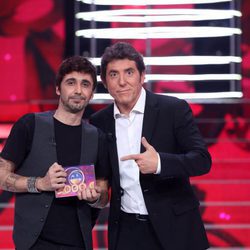 Canco Rodríguez junto con Manel Fuentes posando como ganador de la novena gala de 'Tu cara me suena'