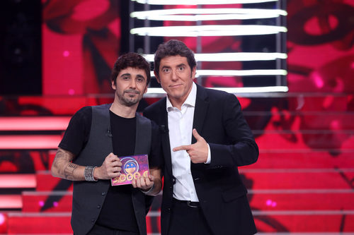 Canco Rodríguez junto con Manel Fuentes posando como ganador de la novena gala de 'Tu cara me suena'