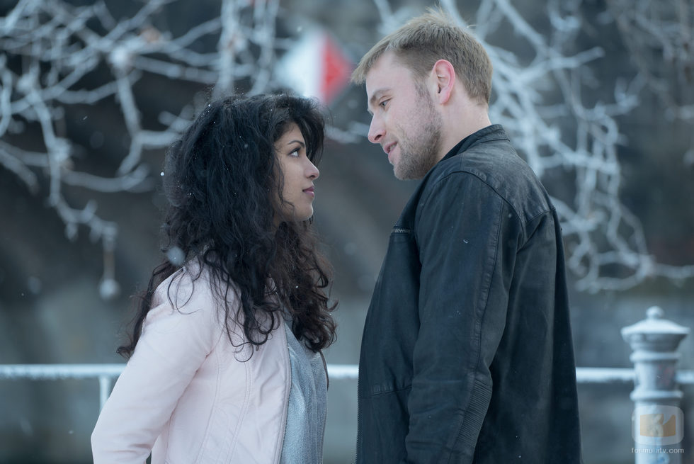 Kala y Wolfgang en "A Christmas Special", el capítulo especial de 'Sense8'