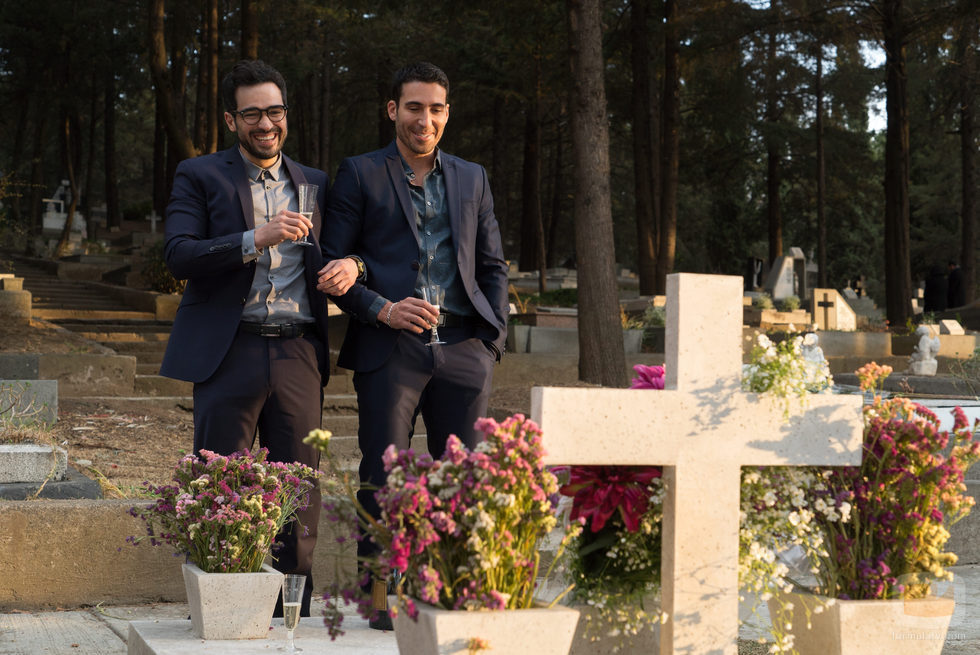 Hernando y Lito Rodríguez (Miguel Ángel Silvestre) en el cementerio en "A Christmas Special", el episodio navideño de 'Sense8'