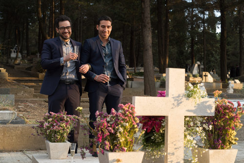 Hernando y Lito Rodríguez (Miguel Ángel Silvestre) en el cementerio en "A Christmas Special", el episodio navideño de 'Sense8'