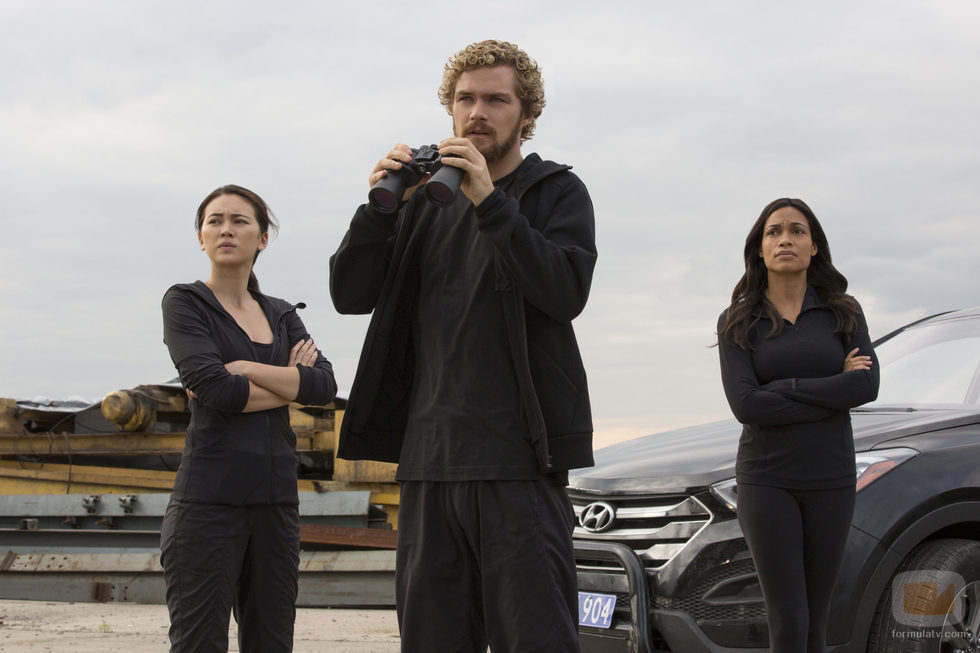 Los actores Jessica Henwick, Finn Jones y Rosario Dawson en la serie de Netflix 'Iron Fist'