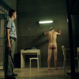 Patrick Criado, completamente desnudo, enseña el culo en 'Mar de plástico'